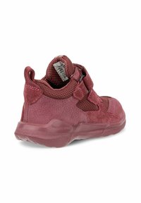 Sneaker alta rossa realizzata in materiali scamosciati e mesh, con una finitura testurizzata, due cinturini regolabili in velcro e un colletto imbottito.