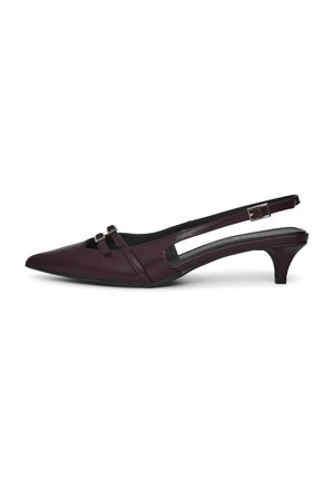 Décolleté bordeaux con punta affusolata e doppi dettagli con fibbia. Presenta un design con ritagli e un tacco basso e affusolato. Finitura liscia.