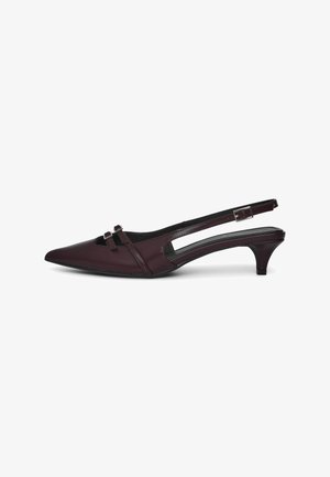 Décolleté bordeaux con punta affusolata e doppi dettagli con fibbia. Presenta un design con ritagli e un tacco basso e affusolato. Finitura liscia.