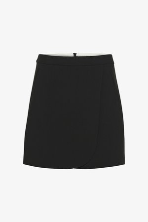 Czarna mini spódnica z kopertowym krojem, gładką teksturą i dyskretnymi kieszeniami po bokach. Zawiera zamek błyskawiczny z tyłu do zapięcia.