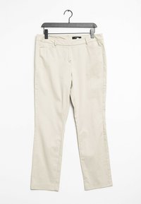 Pantalons beige en tissu lisse, avec deux poches avant, une coupe droite ajustée et une taille avec passants de ceinture.