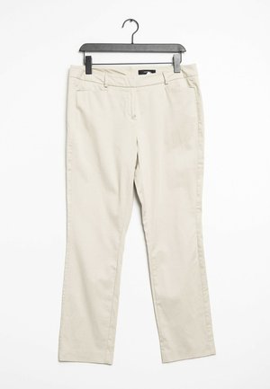 Pantalons beige en tissu lisse, avec deux poches avant, une coupe droite ajustée et une taille avec passants de ceinture.