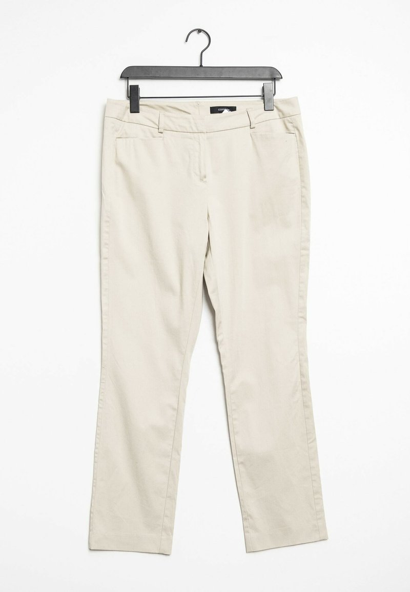 Pantalons beige en tissu lisse, avec deux poches avant, une coupe droite ajustée et une taille avec passants de ceinture.