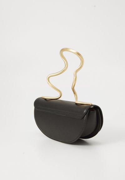Bolsa de couro preta com um design curvado, apresentando uma pega ondulada em tom dourado. Textura suave com detalhes minimalistas.