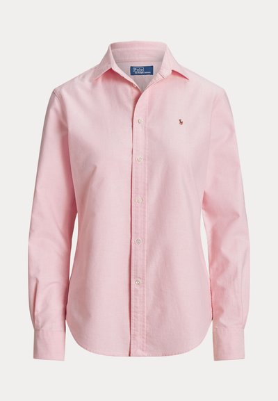 Hellrosa Langarmhemd mit Knopfleiste, Kragen und kleinem gesticktem Logo auf der linken Brust von Polo Ralph Lauren.