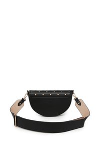 Černá crossbody taška z umělé kůže ve tvaru půlměsíce, zdobená zlatými nýty a širokým béžovým popruhem. Texturované povrchy.