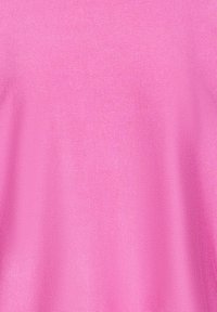 Tissu en tricot côtelé rose vif montrant la texture et de subtiles lignes horizontales en gros plan.