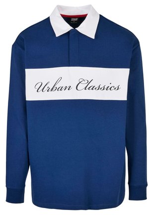 Granatowa koszulka polo z długim rękawem z białym poziomym paskiem i napisem "Urban Classics" pisanym kursywą. Posiada klasyczny kołnierzyk i ściągacze przy rękawach.
