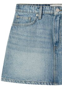 Gonna in denim blu chiaro con silhouette dritta, caratterizzata da una tasca frontale, passanti per cintura e leggera scoloritura. Dettaglio di cuciture distintive su tutta la superficie.