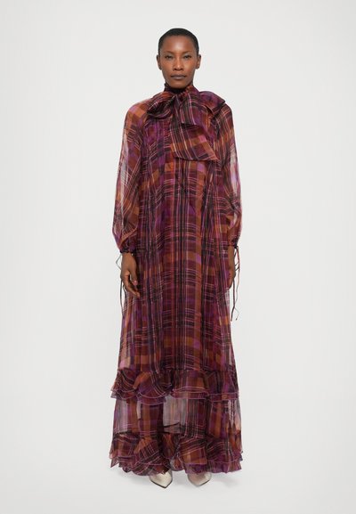 Vestido largo de cuadros morados con dobladillo con volantes, tela transparente y un escote con lazo. Presenta mangas largas con puños elásticos y una silueta fluida.