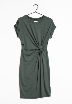Vestido corto de color verde oscuro, de manga corta, con un escote redondo y un detalle de nudo en la cintura; hecho de una tela suave y elástica con un corte relajado.