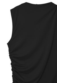 Haut sans manches noir avec des détails froncés sur les côtés. Le tissu est lisse et tombe délicatement, créant une silhouette fluide.