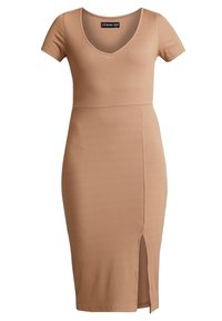 Beżowa dzianinowa sukienka z prążkowanym wzorem, krótki rękaw, dekolt w kształcie litery V, dopasowany w talii, midi długości i z rozcięciem z przodu po prawej stronie.