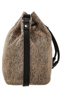 Beige handväska med en strukturerad yta och vertikala linjer. Svarta läderdetaljer och justerbar axelrem. Dragkedjestängning.