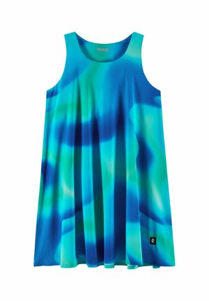 Sukienka bez rękawów o kroju do litery A z niebiesko-zielonym wzorem tie-dye oraz małą czarną łatką z logo przy dolnym brzegu.