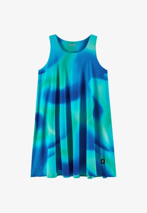 Sukienka bez rękawów o kroju do litery A z niebiesko-zielonym wzorem tie-dye oraz małą czarną łatką z logo przy dolnym brzegu.