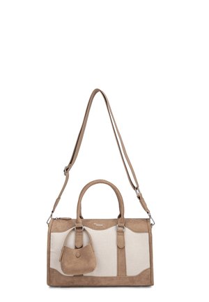 Beige en crèmekleurige rechthoekige handtas met suède accenten, dubbele handvatten, verstelbare schouderriem en een klein bijpassend tasje aan de voorkant bevestigd.