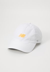 Hvid baseballkasket lavet af letvægtsstof, med et gult broderet logo, sideperforeringer til ventilation og en buet skygge.