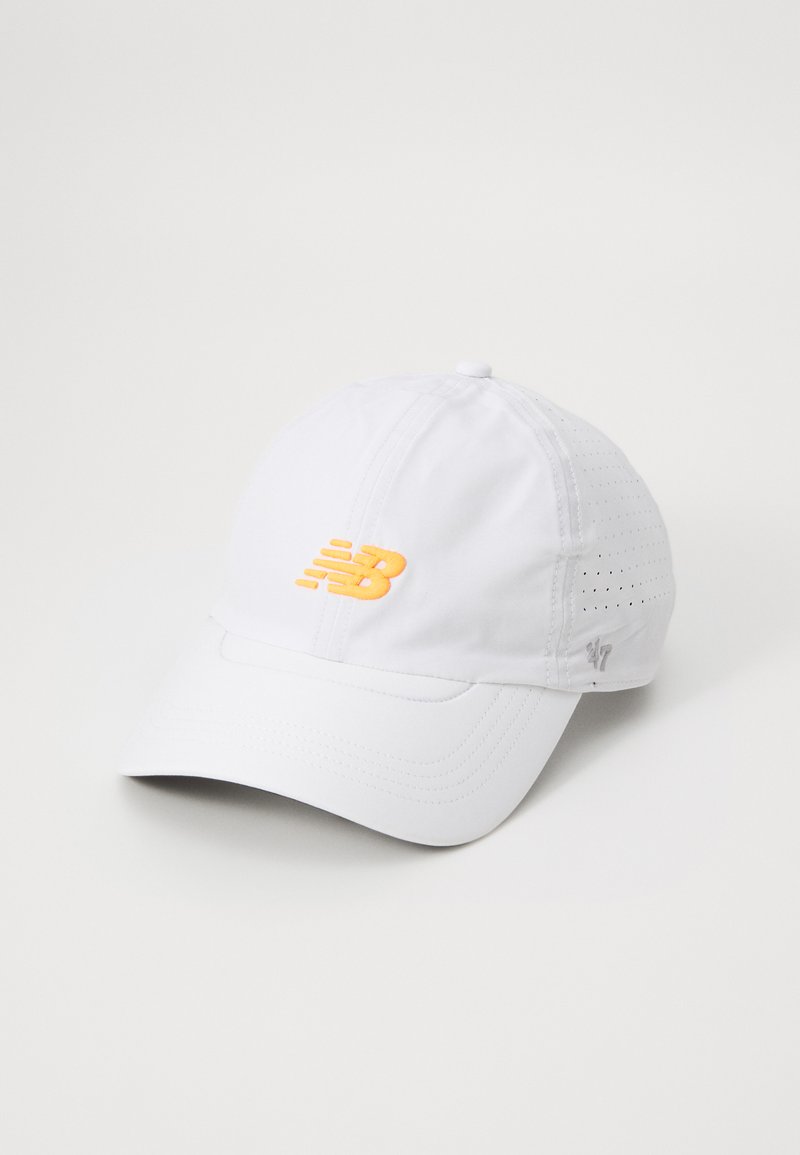 Hvid baseballkasket lavet af letvægtsstof, med et gult broderet logo, sideperforeringer til ventilation og en buet skygge.