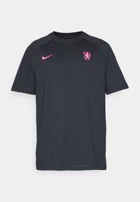 Tricou negru cu mânecă scurtă, fabricat din bumbac. Are un logo Nike roz pe pieptul stâng și un emblemă roz cu un leu pe lateral.