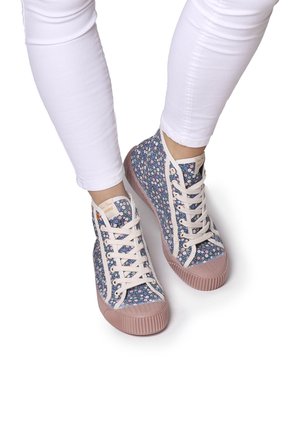 Sneakers in tela blu a fiori con lacci bianchi, suola in gomma rosa, design alto, caratterizzati da un motivo sottile di piccoli fiori su tutta la superficie.
