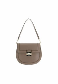 Borsa a spalla in pelle taupe con fondo curvo, chiusura a ribalta e dettagli in metallo dorato sulla chiusura e sulla catena del manico.
