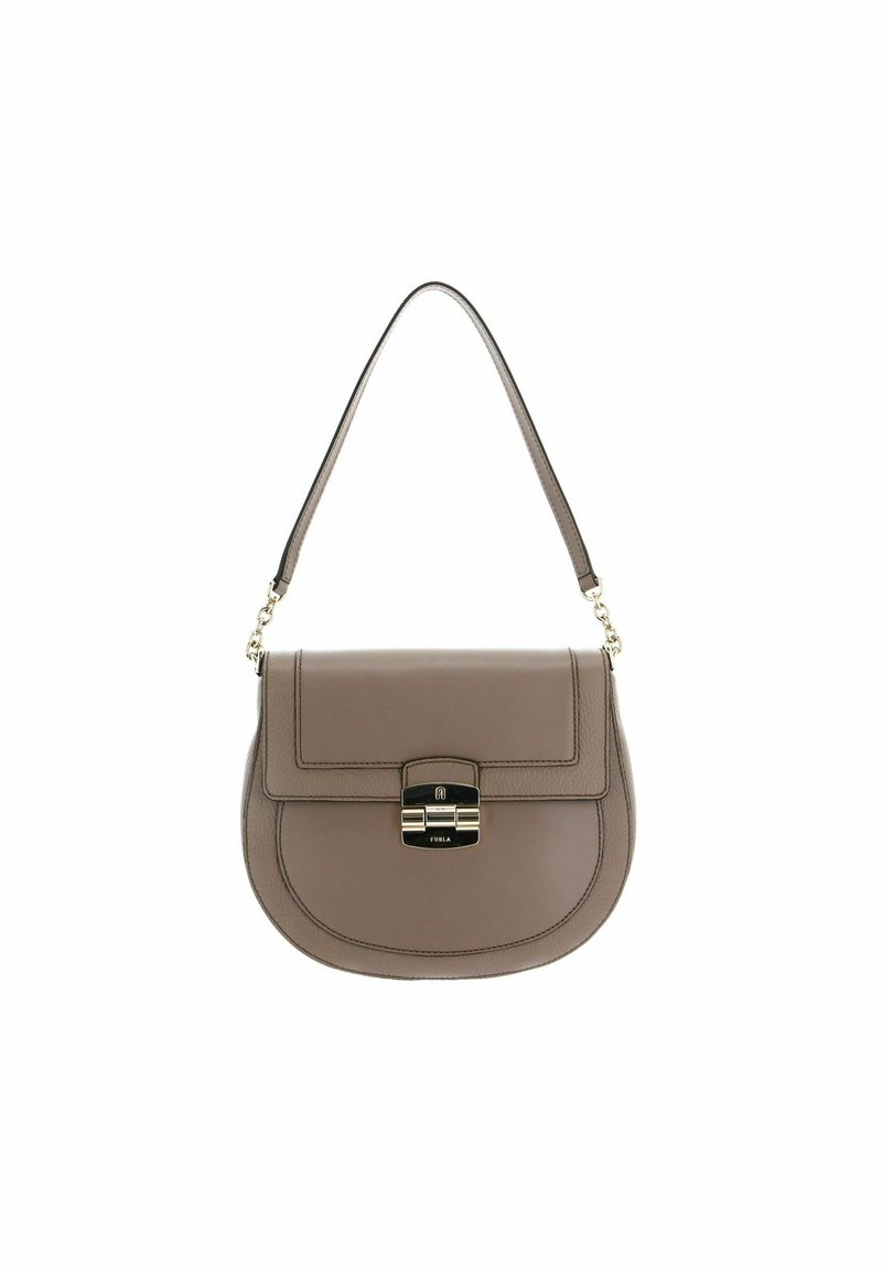 Borsa a spalla in pelle taupe con fondo curvo, chiusura a ribalta e dettagli in metallo dorato sulla chiusura e sulla catena del manico.