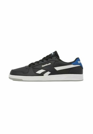 Czarne niskie sneakersy Reebok z białymi bocznymi paskami, białą podeszwą, niebieską zakładką na pięcie i czarnymi sznurówkami.