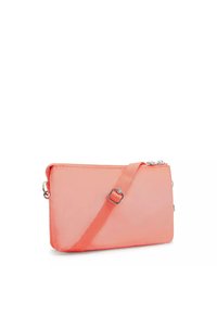Koralfarvet crossbody taske, lavet af glat nylon med lynlås, justerbar rem og sølv hardware detaljer. Rektangulær form.