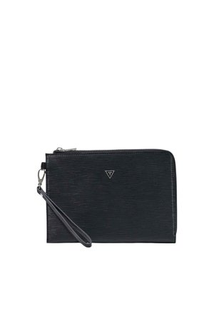 Pochette bracelet en cuir noir texturé avec fermeture éclair argentée et logo triangulaire Guess au centre avant.