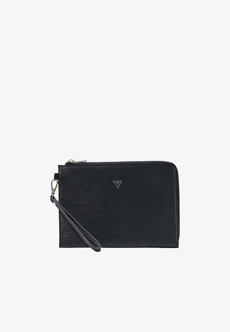 Pochette bracelet en cuir noir texturé avec fermeture éclair argentée et logo triangulaire Guess au centre avant.