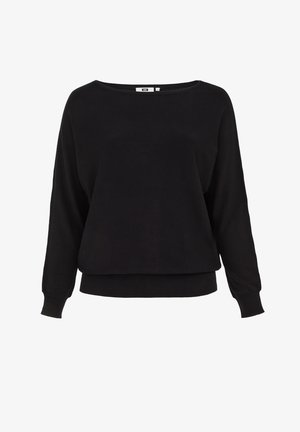 Juodas per didelis megztinis su plačiu laivapriekio kaklu. Pagamintas iš švelnios medžiagos, turi ilgas rankoves ir banguotą apatinę dalį. Nėra matomų raštų ar akcentų.