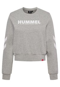 Grauer Sweatshirt aus weichem Stoff mit rundem Ausschnitt, weißem "HUMMEL"-Logo und weißen Chevron-Akzenten an den Ärmeln. Kürzerer Schnitt.