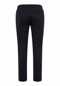 Zwarte broek van gladde stof, met een elastische tailleband, twee achterzakken en een getailleerde pasvorm. Netjes en recht gesneden pijpen.