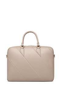 Beiger Laptop-Rucksack mit diagonaler Naht, glatter Lederoberfläche, doppelten Griffen und goldfarbenen Beschlägen. Reißverschlussverschluss oben.