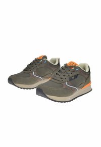 Sneaker verde oliva con suole in gomma, dettagli beige, design con lacci e un'etichetta arancione. Presentano cuciture blu e colli imbottiti.