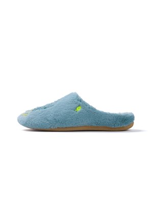 Zapatilla azul claro peluda con suela marrón suave y pequeño detalle de cara sonriente amarillo-verde en el lateral.