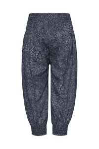 Pantalon court bleu marine avec un motif cachemire blanc complexe, taille élastique et chevilles retroussées.