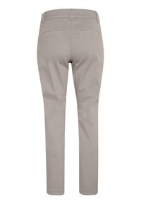 Lichtgrijze chino broek met een slim fit, voorzien van twee achterzakken en een gladde textuur. Eenvoudig ontwerp, zonder zichtbare versieringen.