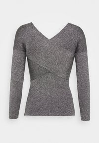 Szary top z długim rękawem, V-dekoltem i zapinanym fasonem, wykonany z teksturowanej tkaniny o subtelnym połysku i dopasowanym kroju.