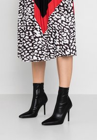 BEBO Bottines à talons hauts - black