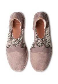 Svetlo rjave espadrile z zgornjim delom iz teksturirane tkanine, elastičnimi stranskimi paneli in vzorčastim vložkom. Vidna je naravna podplata iz juta.