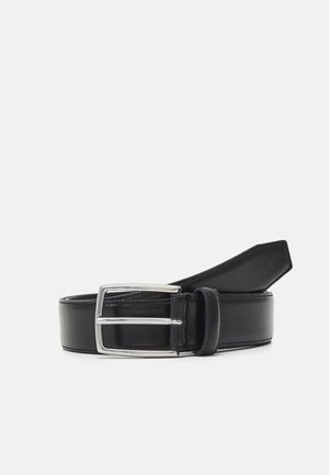 Ceinture en cuir noir à texture lisse, dotée d'une boucle rectangulaire en métal argenté et d'un détail de couture le long des bords.