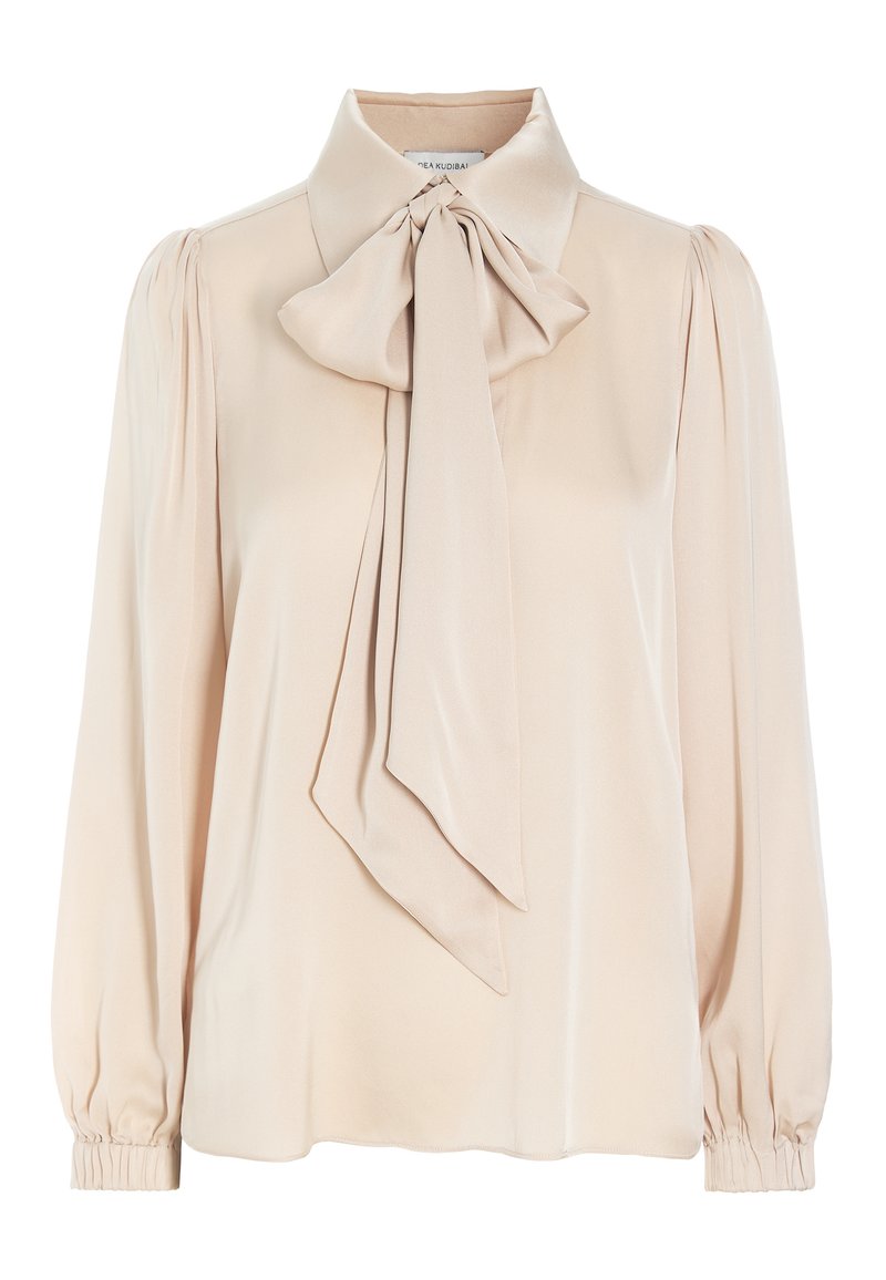Beige silk bluse med høj krave og en stor sløjfedetalje. Har lange, indsamlede ærmer med elastiske manchetter og en glat tekstur.