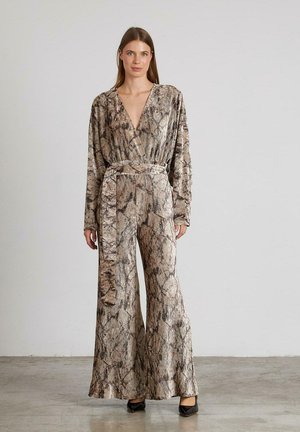 Mono de manga larga con estampado de piel de serpiente en beige y marrón, con un profundo escote en V, cintura ceñida con cinturón y pantalones de pierna ancha.
