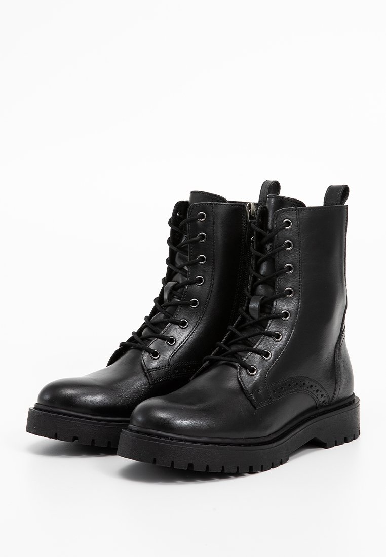 Schwarze Leder-Stiefeletten mit runder Spitze, Schnürung vorne, seitlichem Reißverschluss und strukturiertem Sohle. Detaillierte Nähte entlang der Seiten.