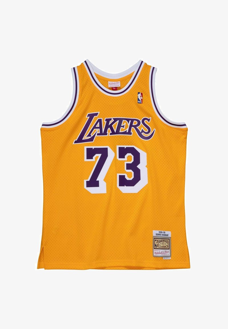 Camiseta de baloncesto amarilla con el texto "LAKERS" en púrpura, número "73" con contorno blanco y parche del logo de la NBA. Cuenta con tela de malla y aberturas laterales.