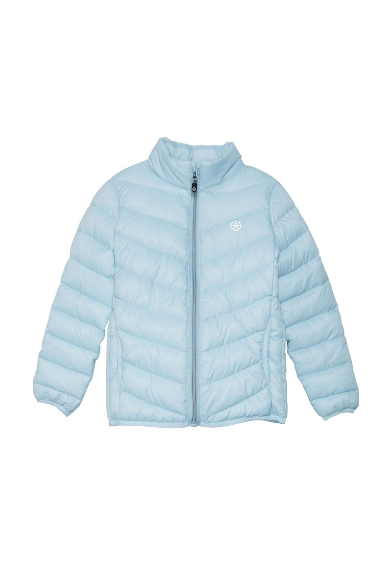 Helle blaue Pufferjacke mit Reißverschluss vorne, hohem Kragen und vertikaler Steppstruktur. Besitzt ein kleines Logo auf der Brust.