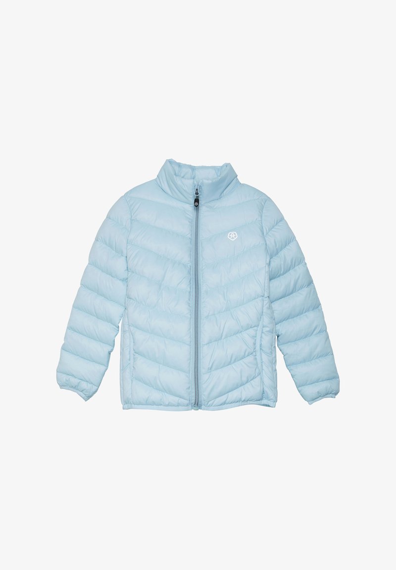 Helle blaue Pufferjacke mit Reißverschluss vorne, hohem Kragen und vertikaler Steppstruktur. Besitzt ein kleines Logo auf der Brust.