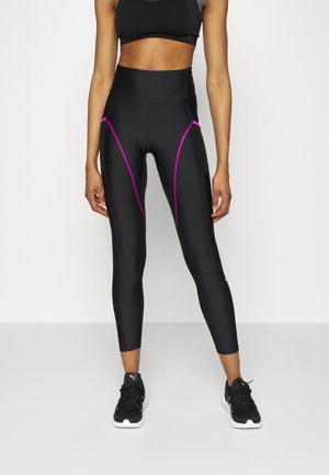 Sorte træningsleggings med pink detaljer, høj talje, tætsiddende design og glat tekstur, parret med sorte træningssko.
